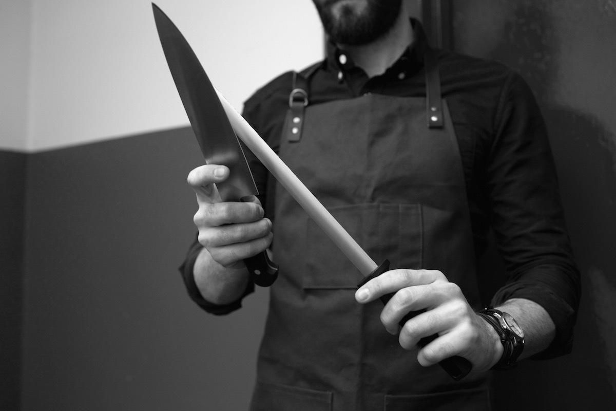 Бывший муж ножом. Человек с кухонным ножом. Чел с кухонным ножом. Мужчина с ножом на кухне.