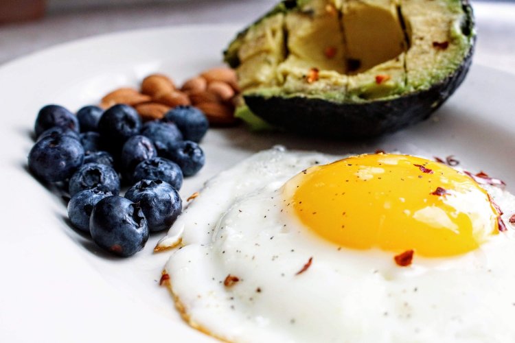 tasty-egg-avocado-and-blueberries-750x500